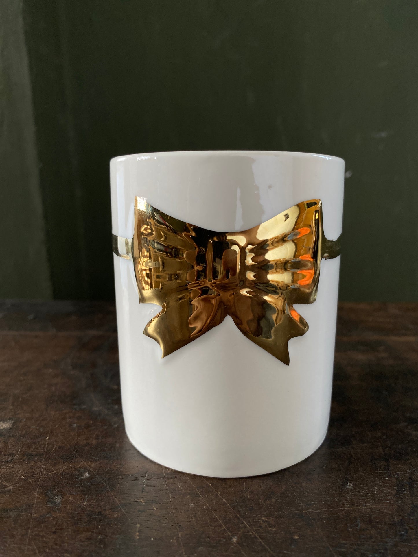 White golden ribbon designed ceramic planter