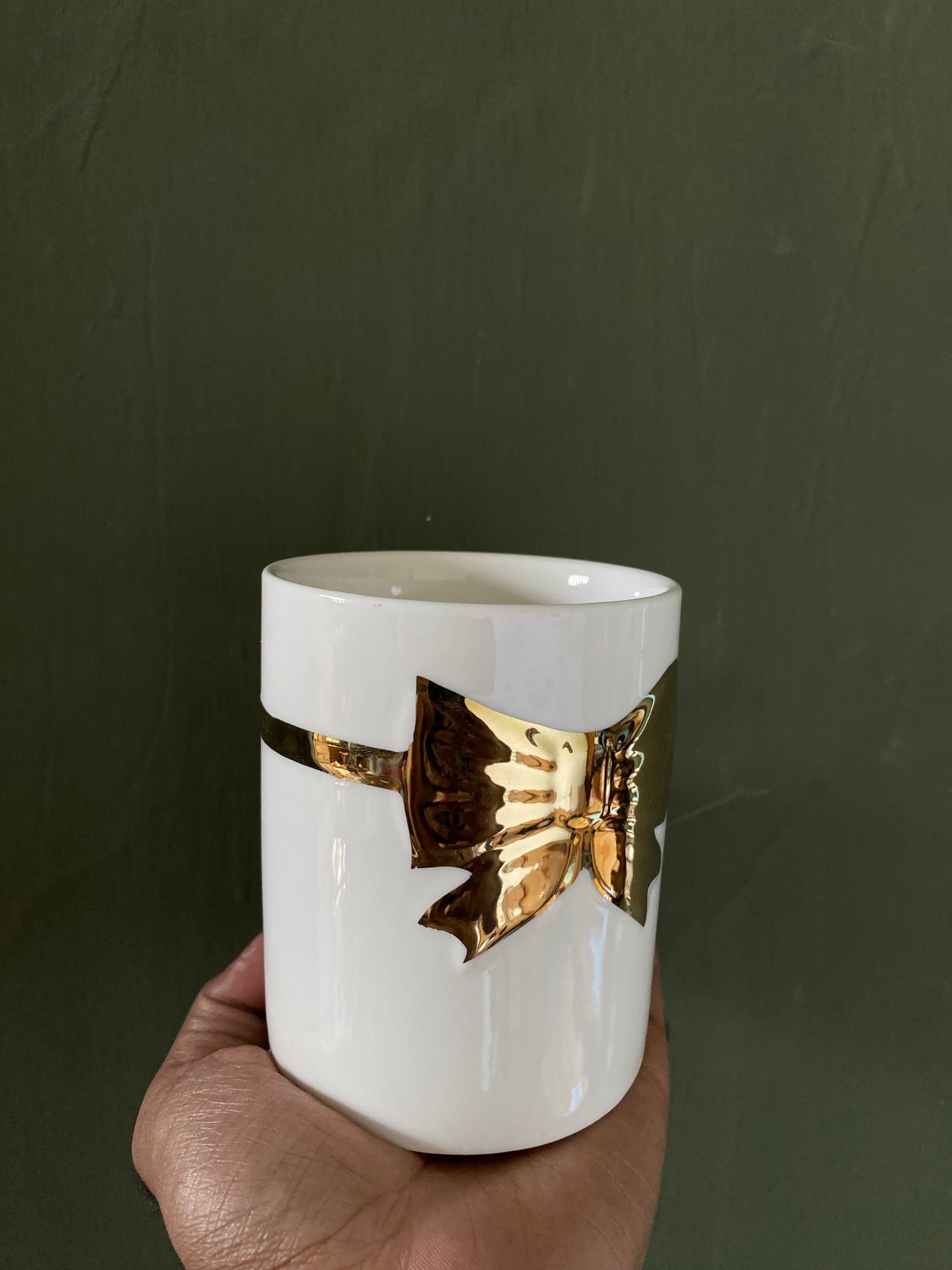 White golden ribbon designed ceramic planter