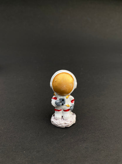 Set of 4 astronaut polystone miniatures